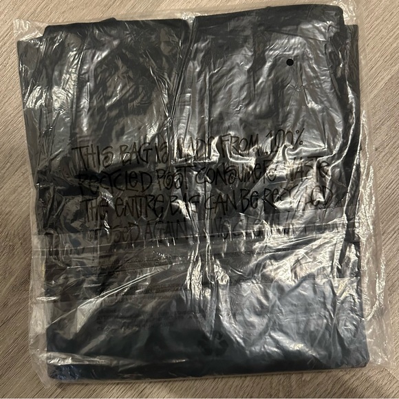 STUSSY 100% AUTHENTIC SS24 Season Beat Crazy Tee “Black” Mens Size S - Picture 7 of 7